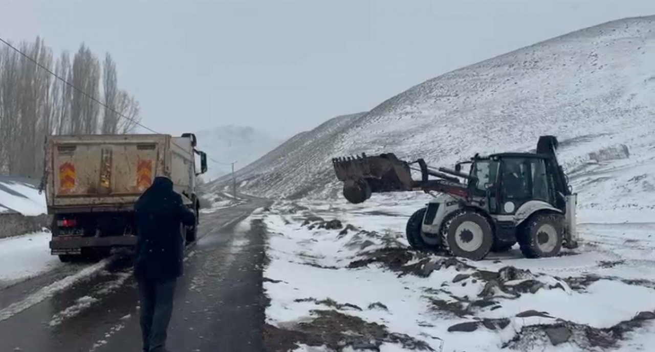 Eleşkirt Türkelî Köyü'nde kar altında yol onarımı yapıldı