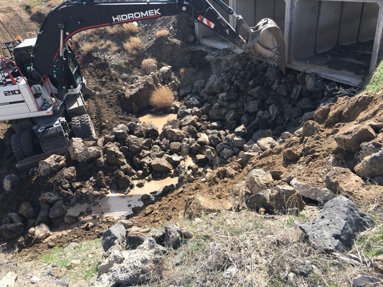 Doğubayazıt'ta yağmur sularının etkilediği köprüler onarılıyor