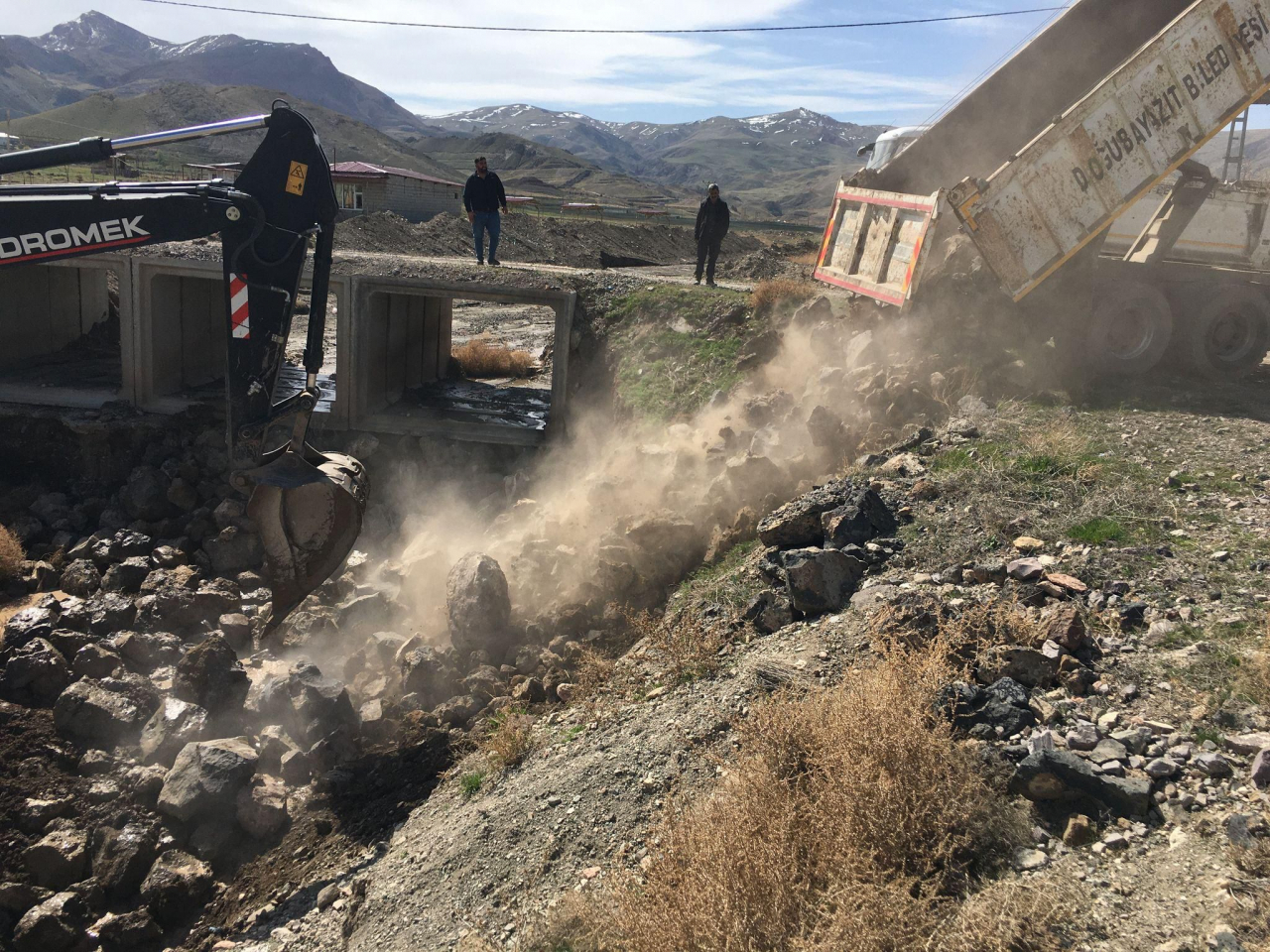 Doğubayazıt'ta yağmur sularının etkilediği köprüler onarılıyor