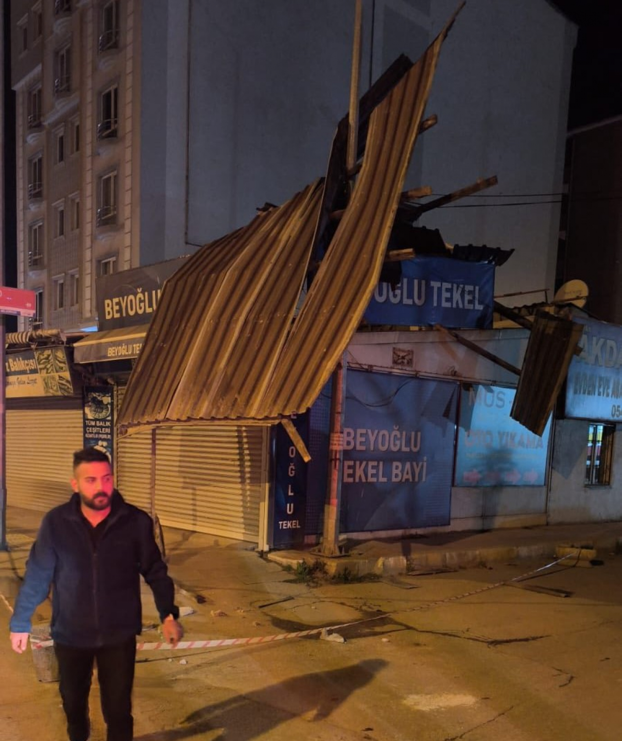 Van'da Şiddetli Rüzgar İtfaiye Ekipleri Gece Boyu Görevde