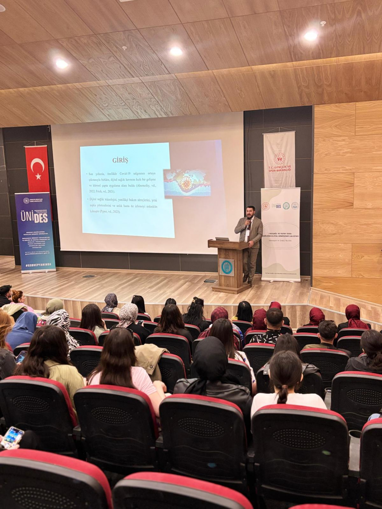 Bitlis Eren Üniversitesi'nde 'Z Kuşağı ve Yapay Zekâ: Sağlığın Dijital Dönüşümü' Çalıştayı Gerçekleştirildi