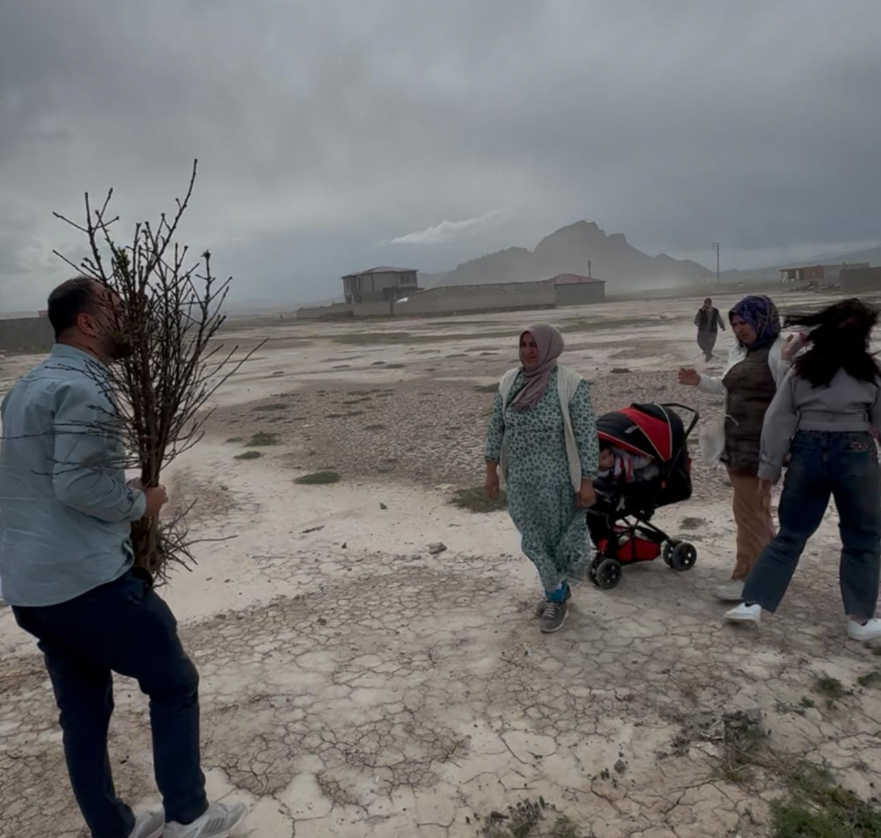 Doğubayazıt'ta çevre seferberliği: Belediye vatandaşa yüzlerce fidan dağıttı