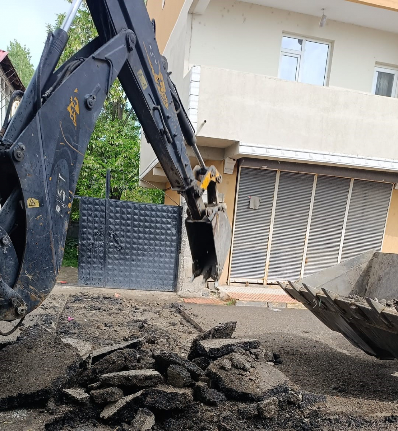 Ağrı'da asfalt onarım çalışmaları hız kazandı