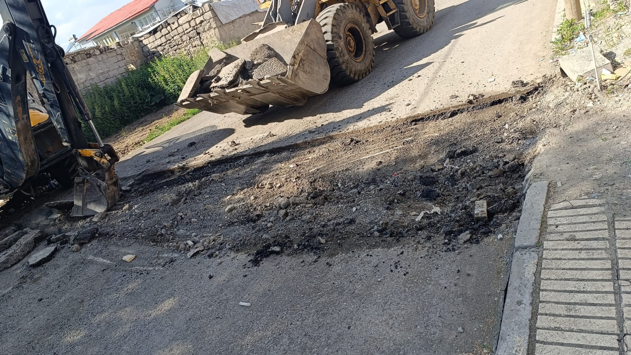 Ağrı'da asfalt onarım çalışmaları hız kazandı