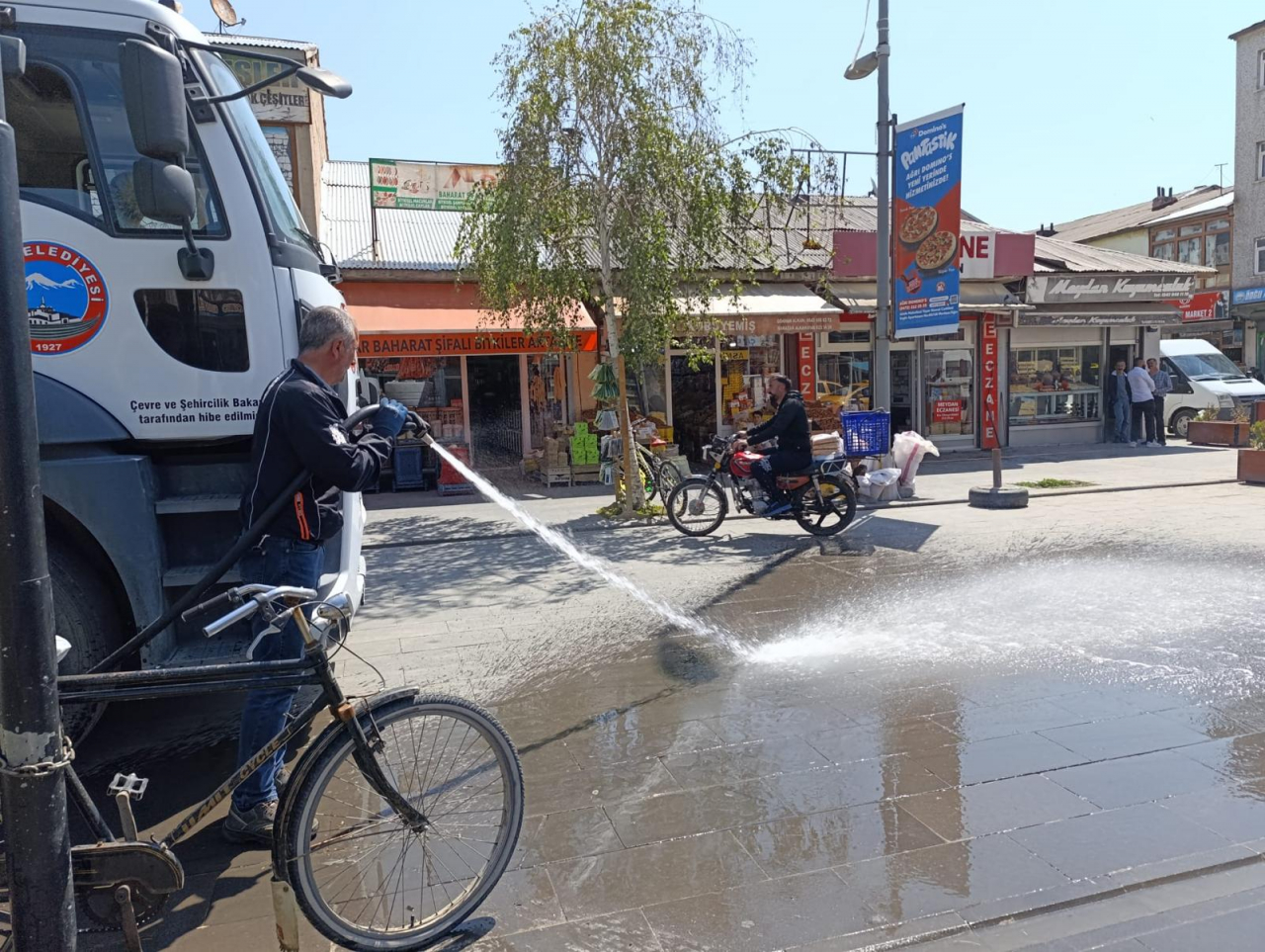 Ağrı Belediyesi'nden sıcak havalara karşı önlem: Cadde sulamaları sürüyor