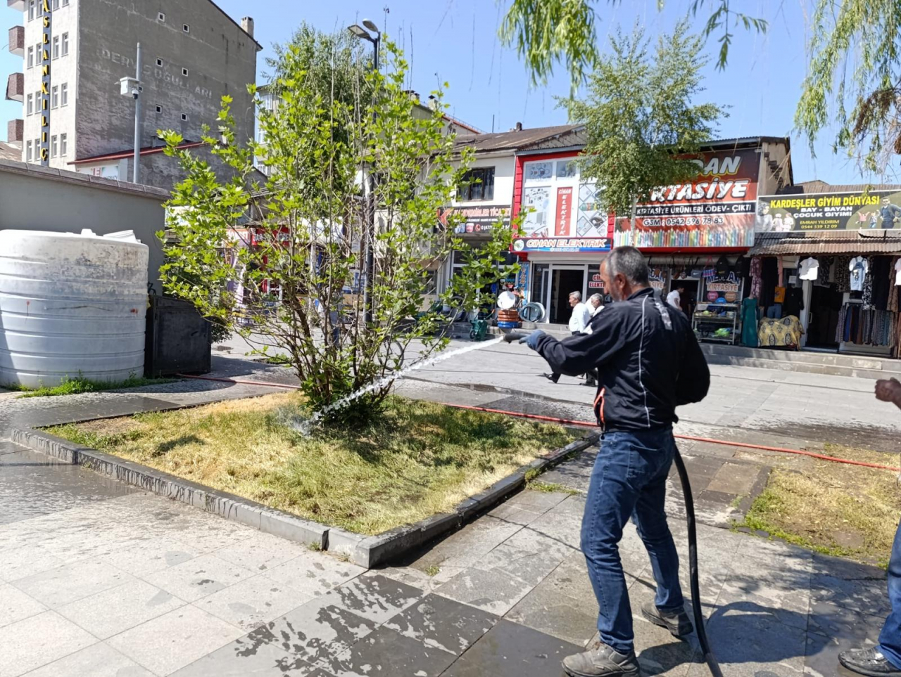 Ağrı Belediyesi'nden sıcak havalara karşı önlem: Cadde sulamaları sürüyor