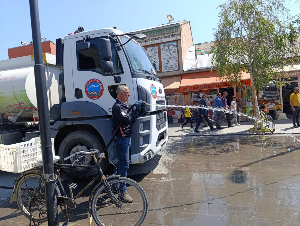 Ağrı Belediyesi'nden sıcak havalara karşı önlem: Cadde sulamaları sürüyor