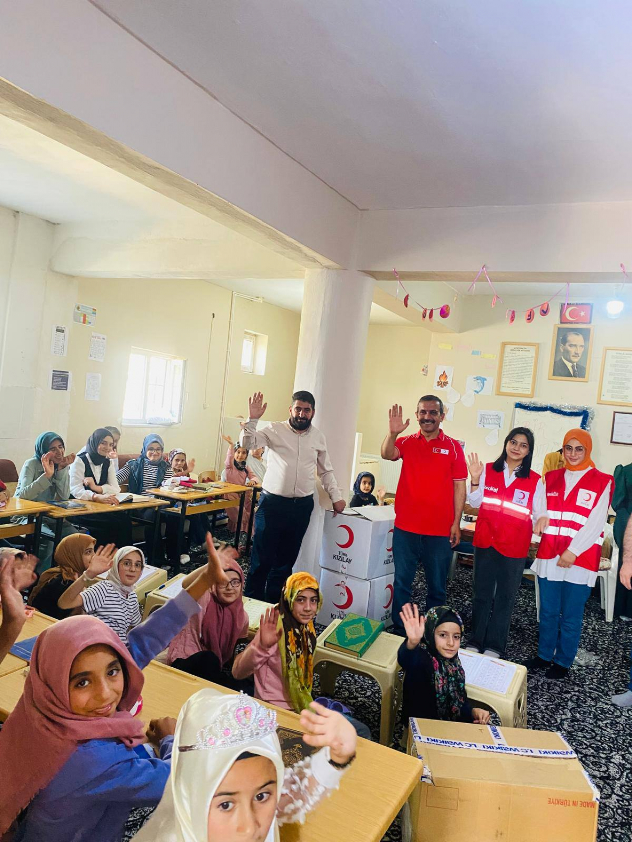 Kızılay gönüllüleri Taşlıçay'da yaz Kur'an kursu öğrencilerine moral oldu