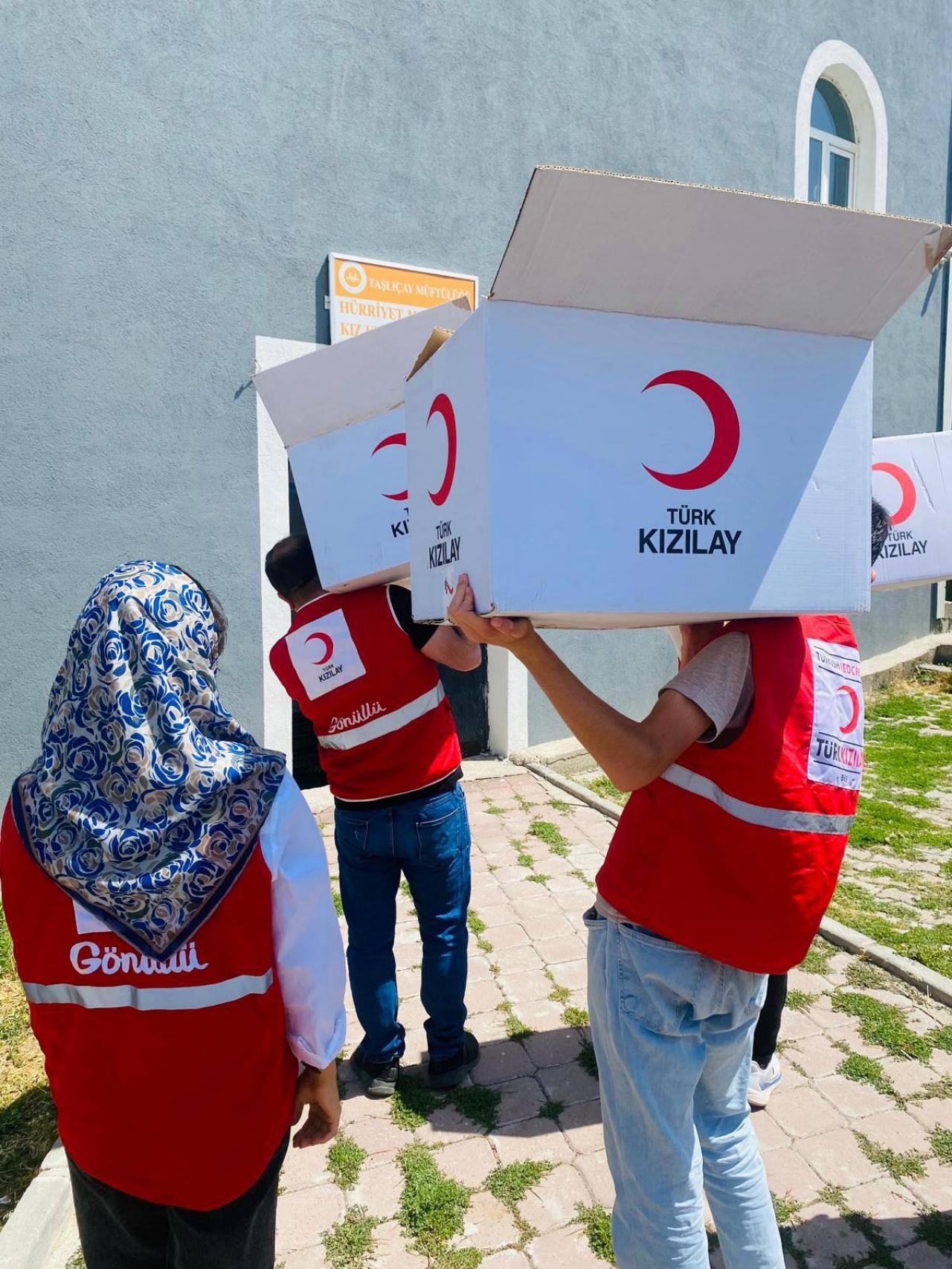 Kızılay gönüllüleri Taşlıçay'da yaz Kur'an kursu öğrencilerine moral oldu