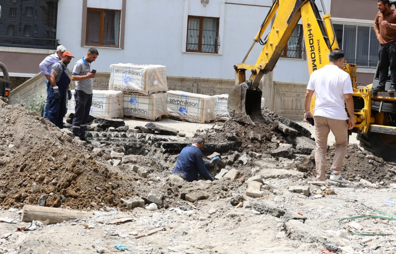 Ağrı Belediyesi'nden Gazi Mahallesi'ne 100 metrelik kanal döşeme çalışması