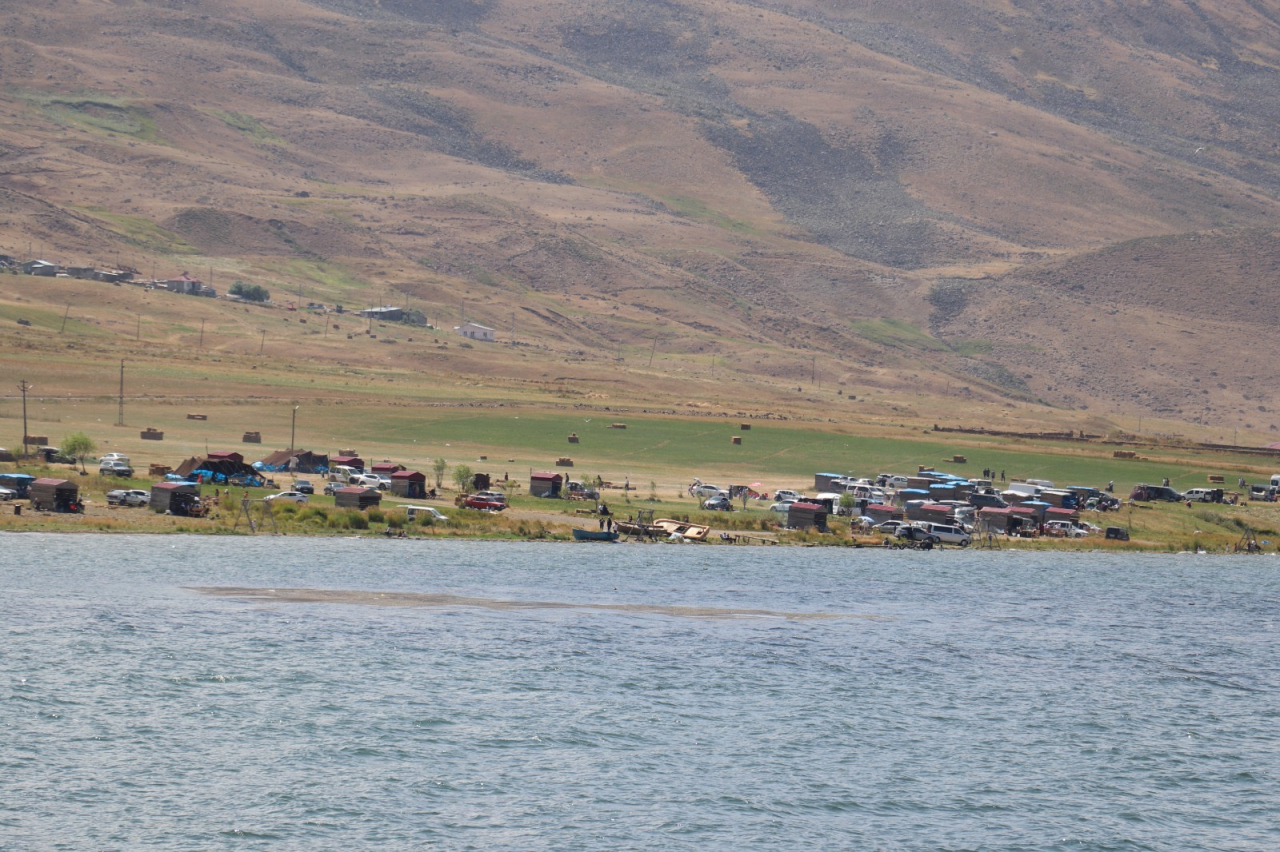 Yüksek rakımlı Balık Gölü, her mevsim dikkat çekiyor
