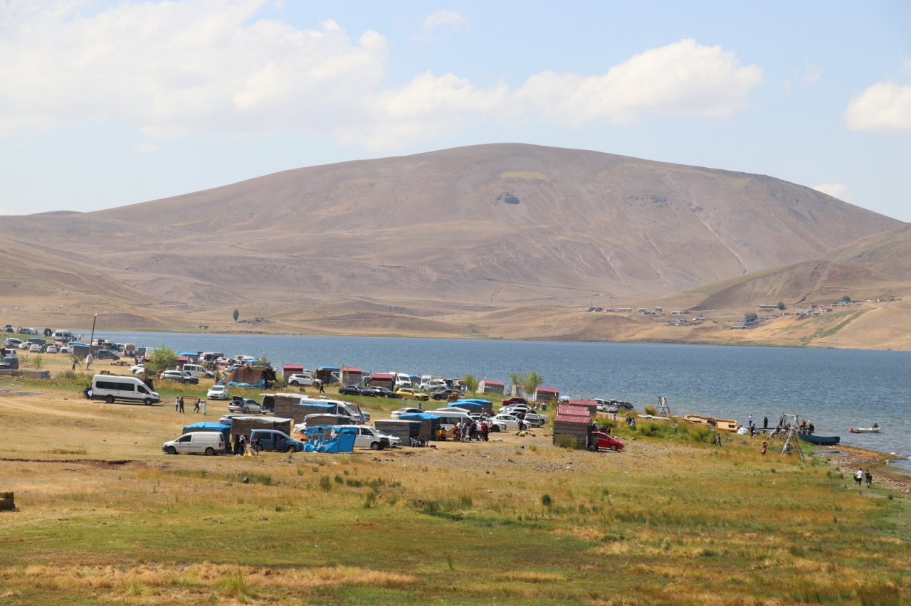 Yüksek rakımlı Balık Gölü, her mevsim dikkat çekiyor