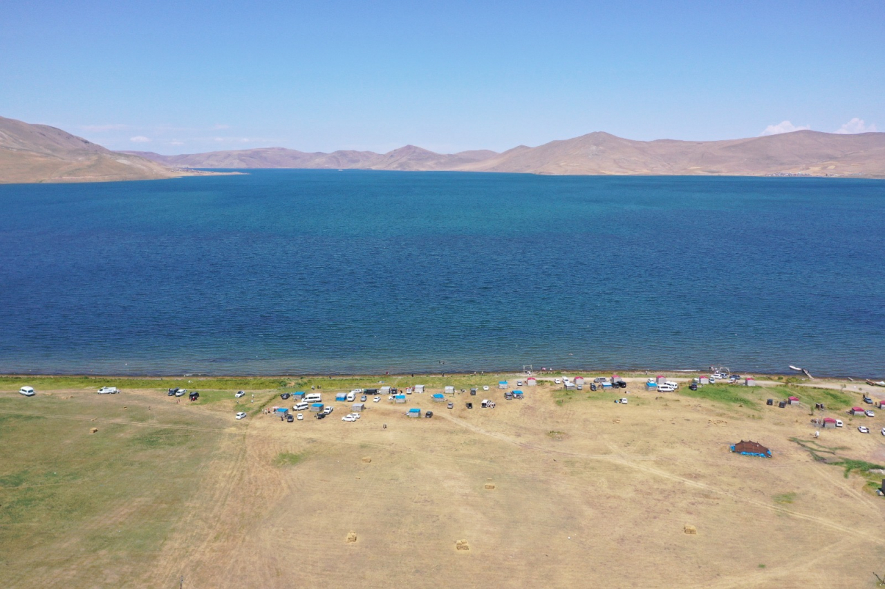 Yüksek rakımlı Balık Gölü, her mevsim dikkat çekiyor