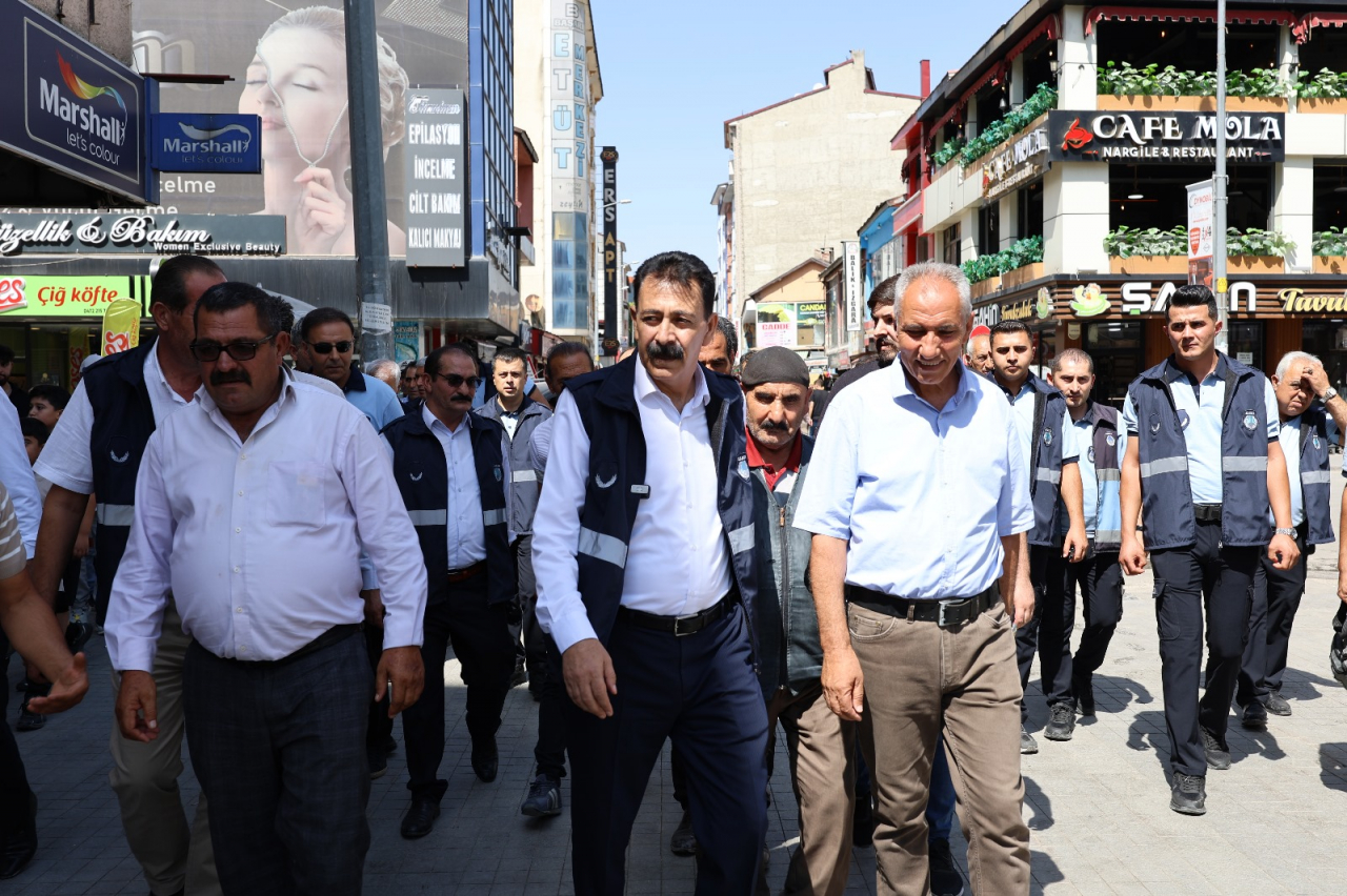 Kaldırım işgalleri için Ağrı Belediyesi sahaya indi