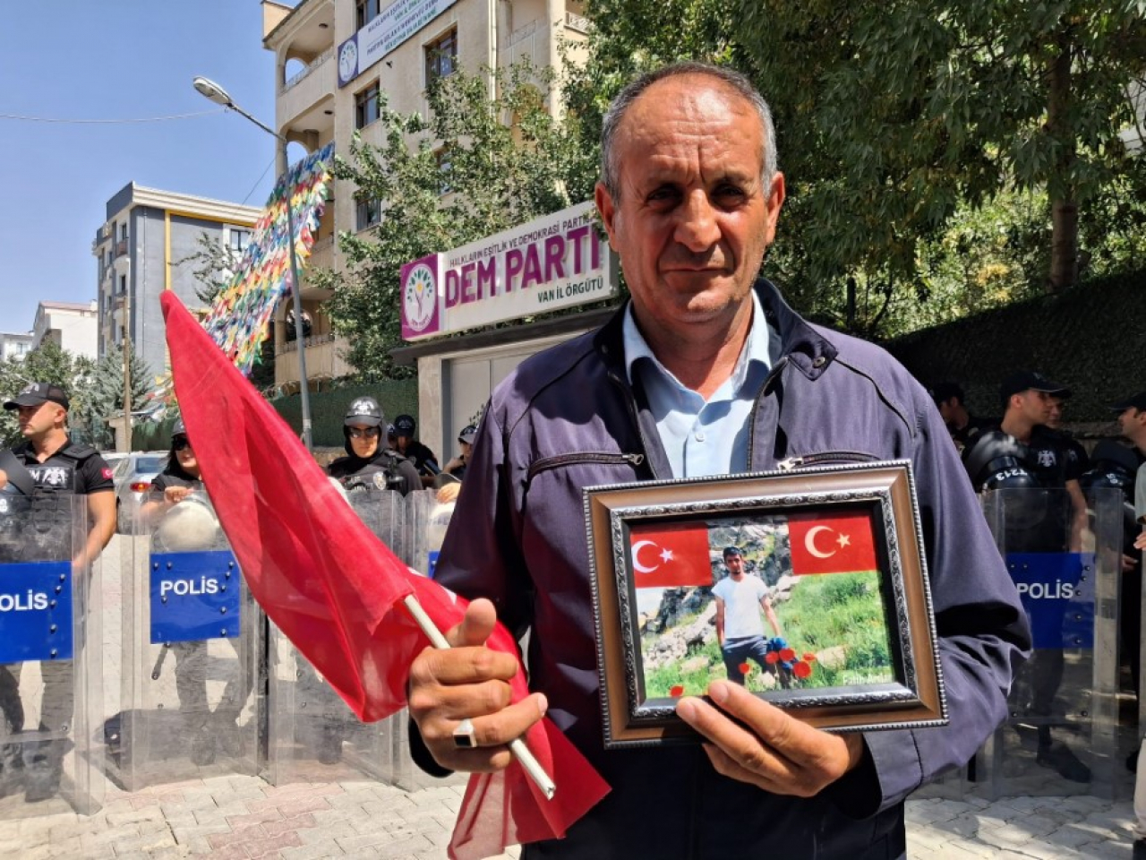 Van'da 35 aile, PKK'dan kaçırılan çocukları için Terörsüz Türkiye çağrısıyla evlat nöbetinde!