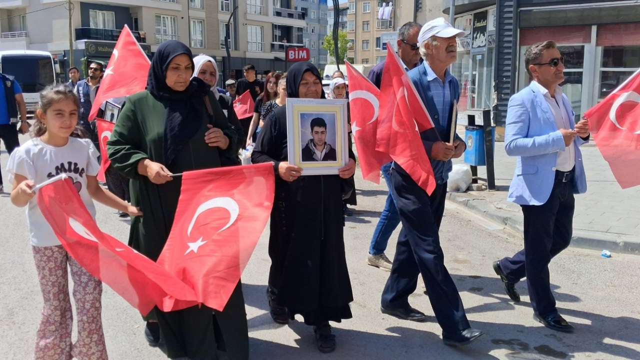 Van'da 35 aile, PKK'dan kaçırılan çocukları için Terörsüz Türkiye çağrısıyla evlat nöbetinde!