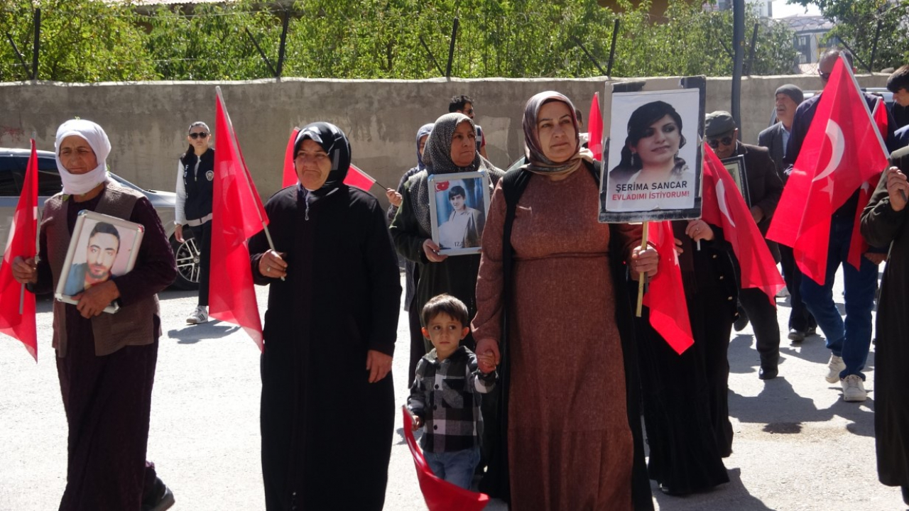 Van'da evlat nöbeti 109'uncu haftasında terörsüz Türkiye umudunu sürdürüyor