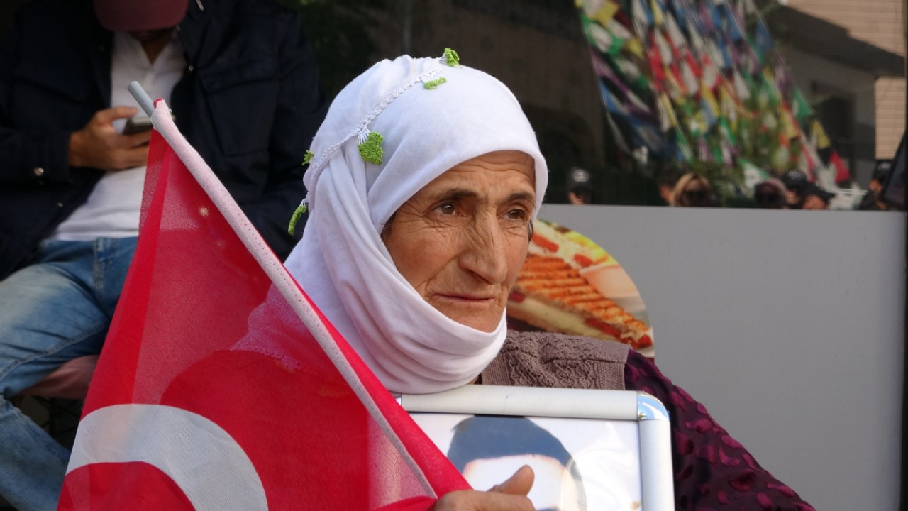 Van'da evlat nöbeti 109'uncu haftasında terörsüz Türkiye umudunu sürdürüyor