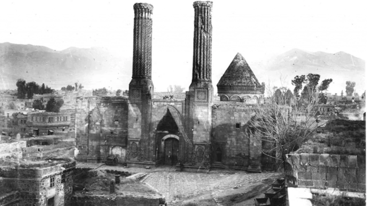 Erzurum adı nereden geliyor? Erzurum'un eski adı nedir?