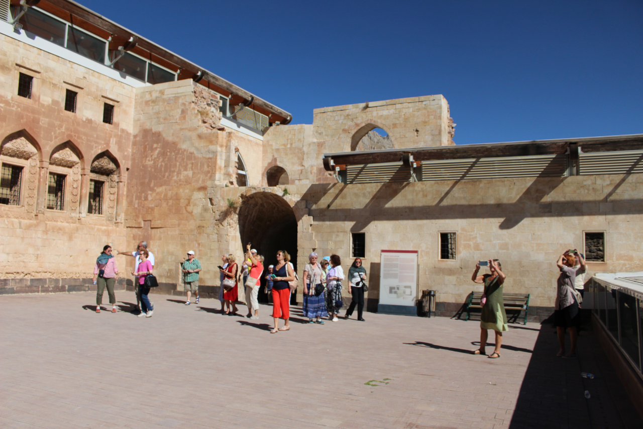 İshak Paşa Sarayı'nın hamamı tarih meraklılarının dikkatini çekti