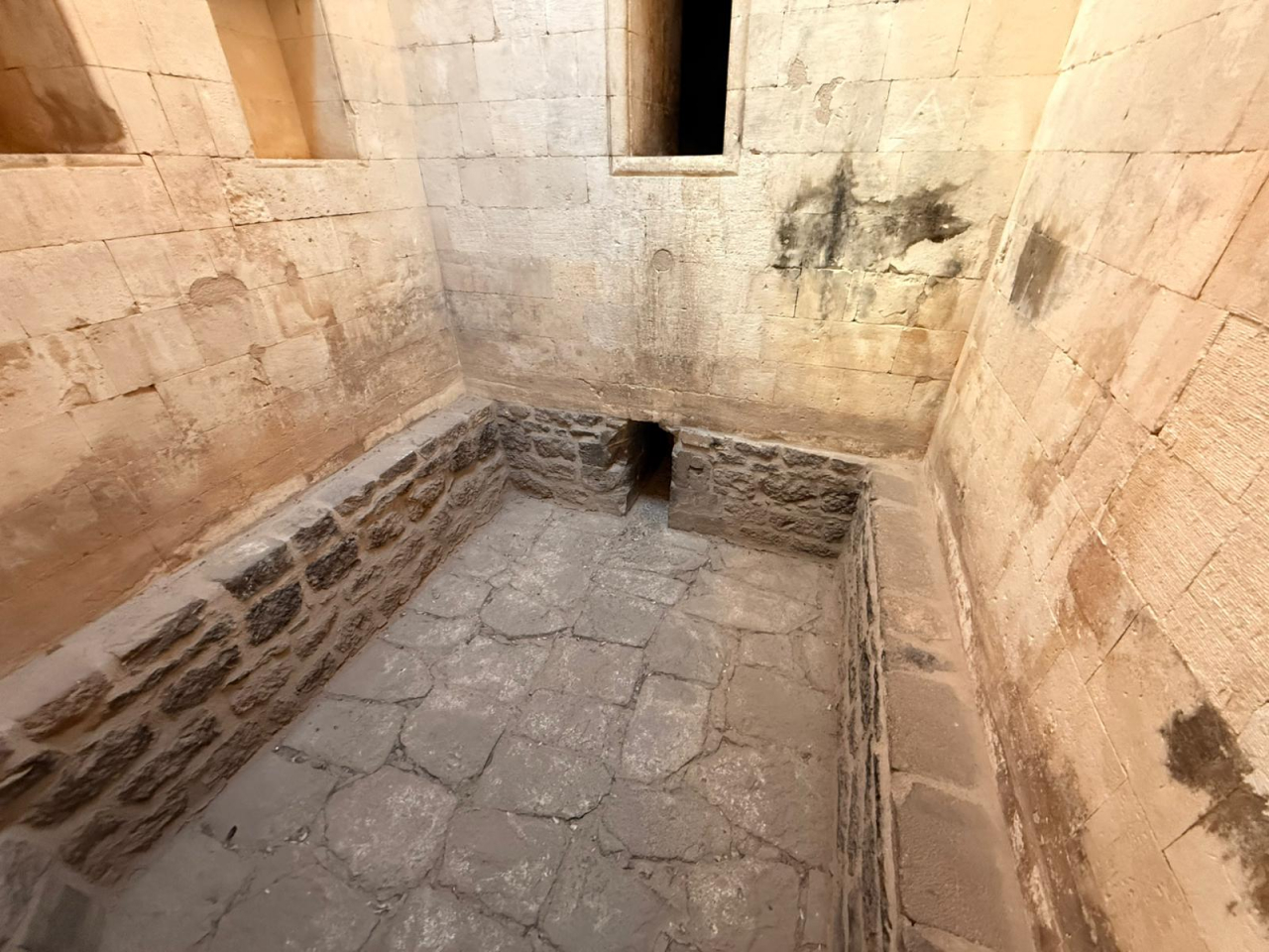 İshak Paşa Sarayı'nın hamamı tarih meraklılarının dikkatini çekti