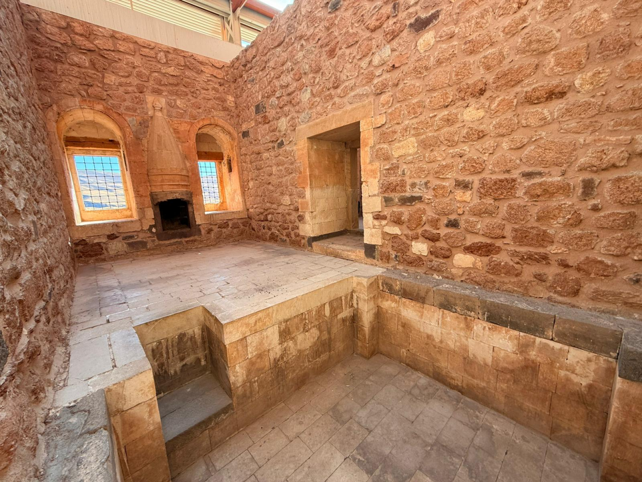 İshak Paşa Sarayı'nın hamamı tarih meraklılarının dikkatini çekti