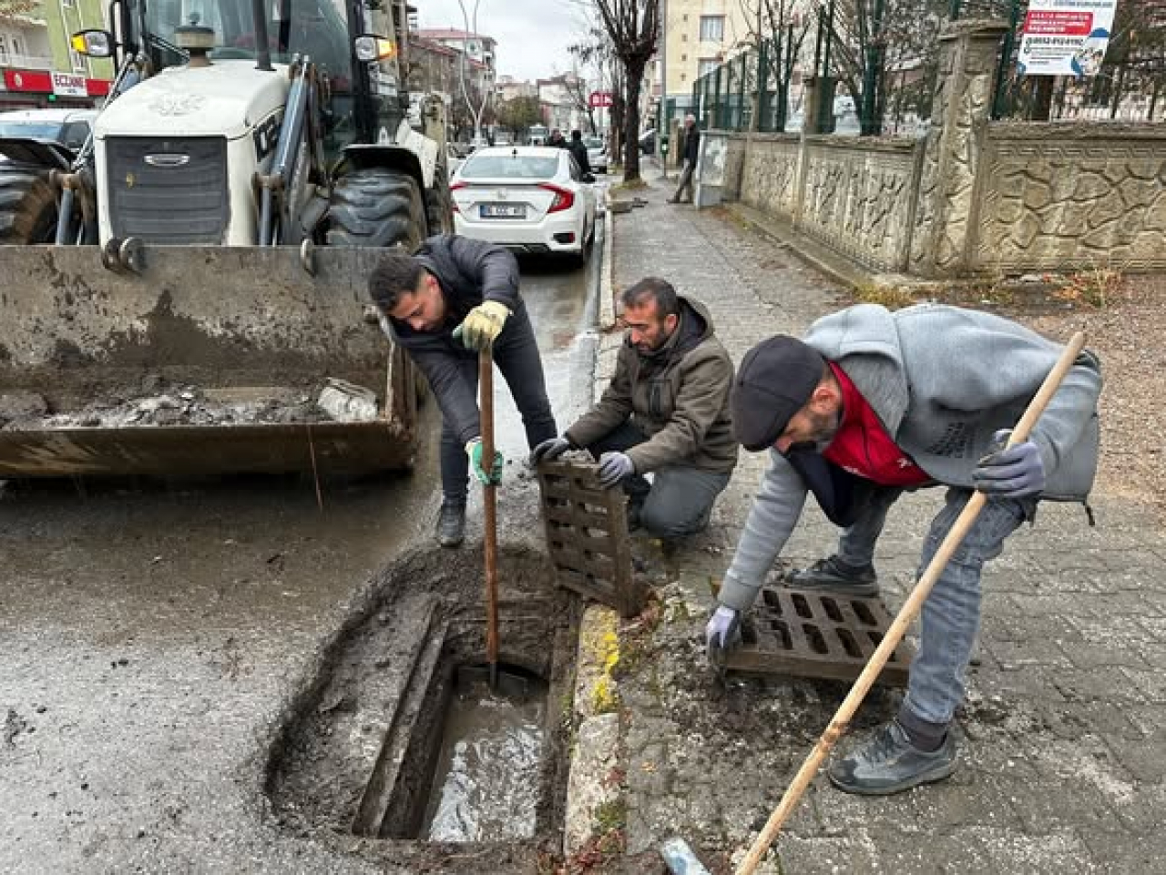 Muş'ta Tıkanan Yağmur Suyu Kanallarına Hızlı Müdahale