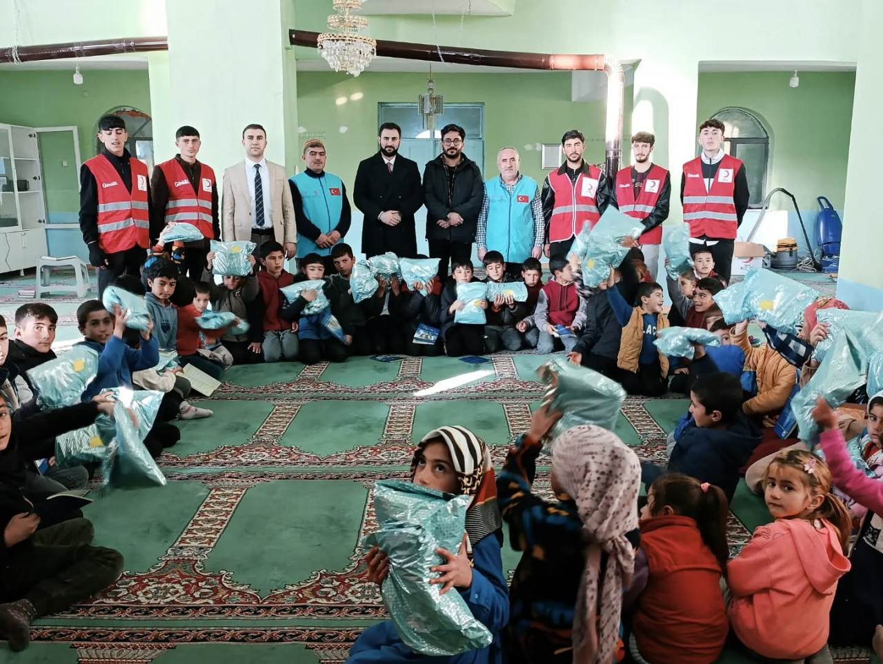 Diyadin'de Kur'an kursu öğrencilerine moral ziyareti