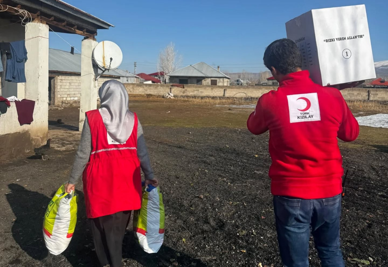 Patnos'ta Kızılay gönüllülerinden kapı kapı yardım mesaisi