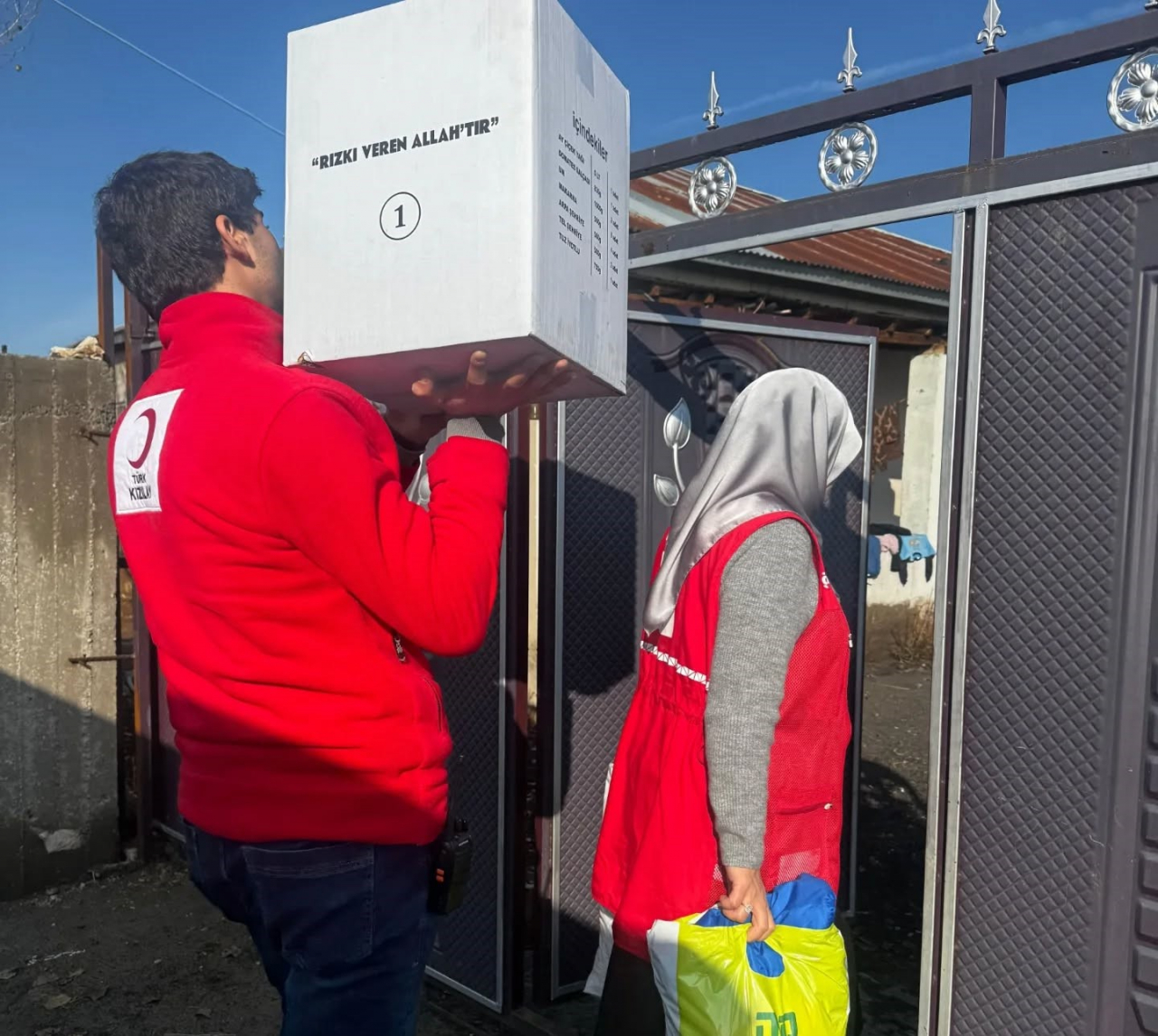 Patnos'ta Kızılay gönüllülerinden kapı kapı yardım mesaisi