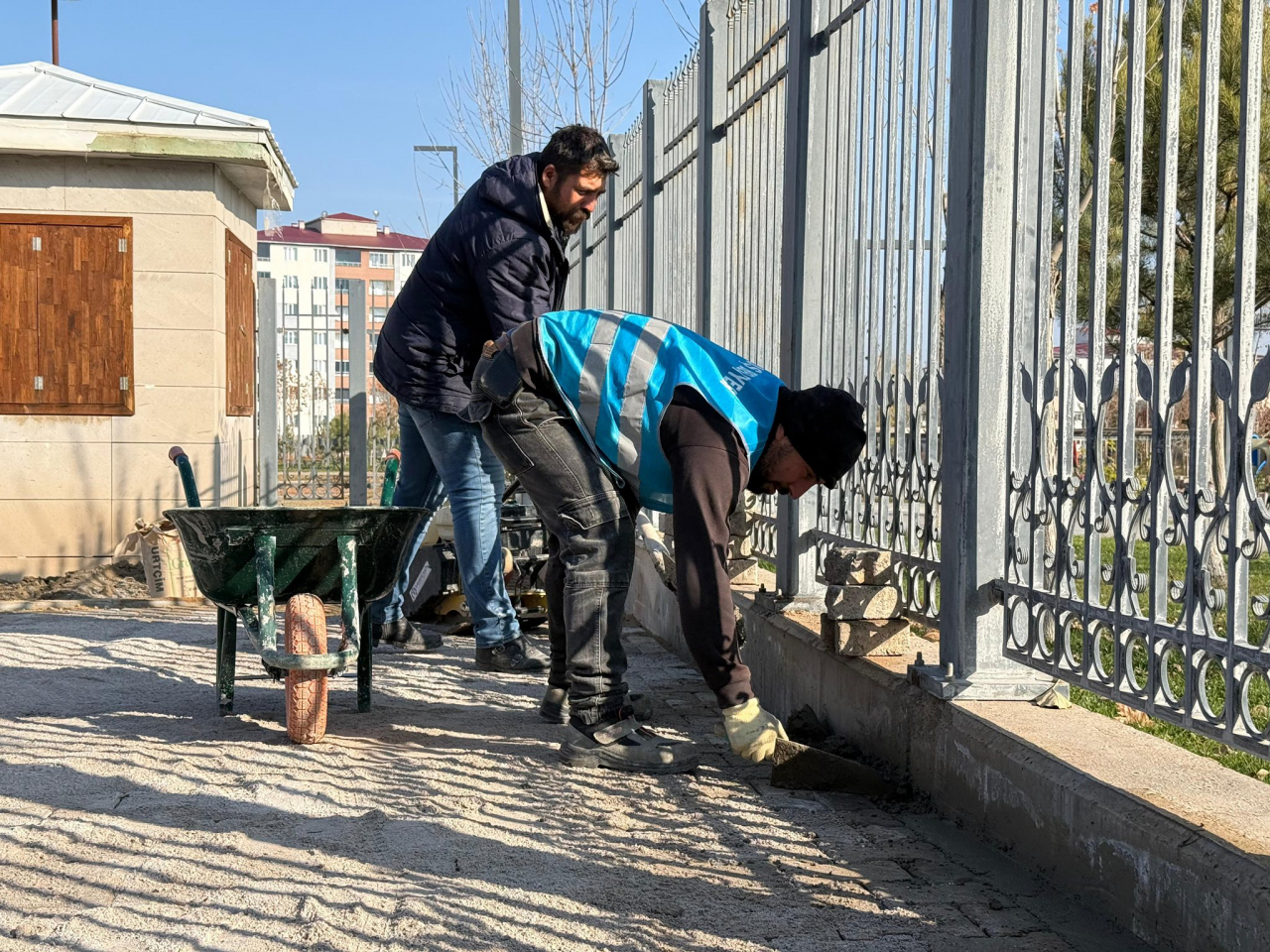 Millet Bahçesi'nde Kaldırım Bakım ve Onarım Çalışmaları Başladı