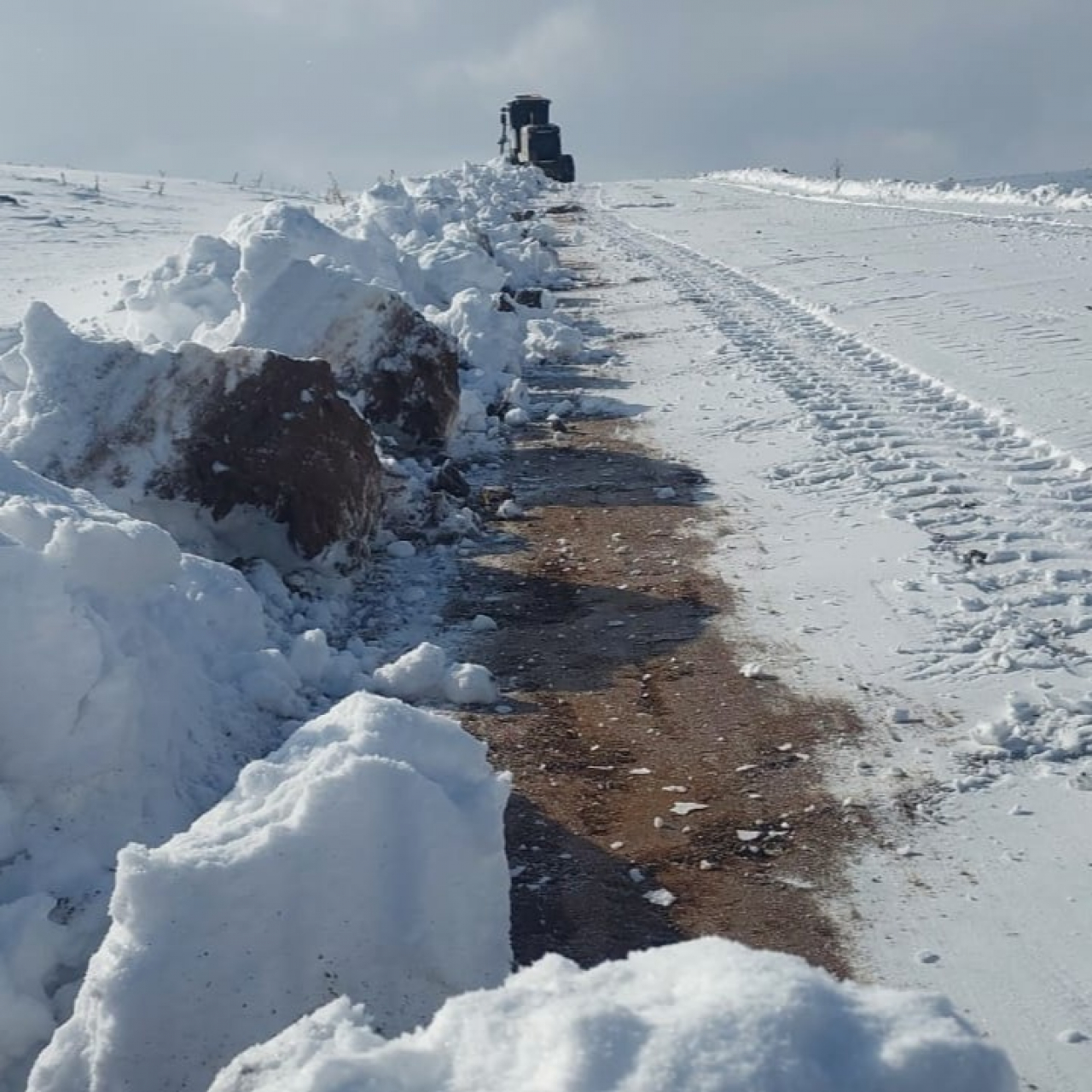 Iğdır'da Yılın İlk Kar Mücadelesi Başladı: Kapanan Köy Yolları Yeniden Ulaşıma Açıldı