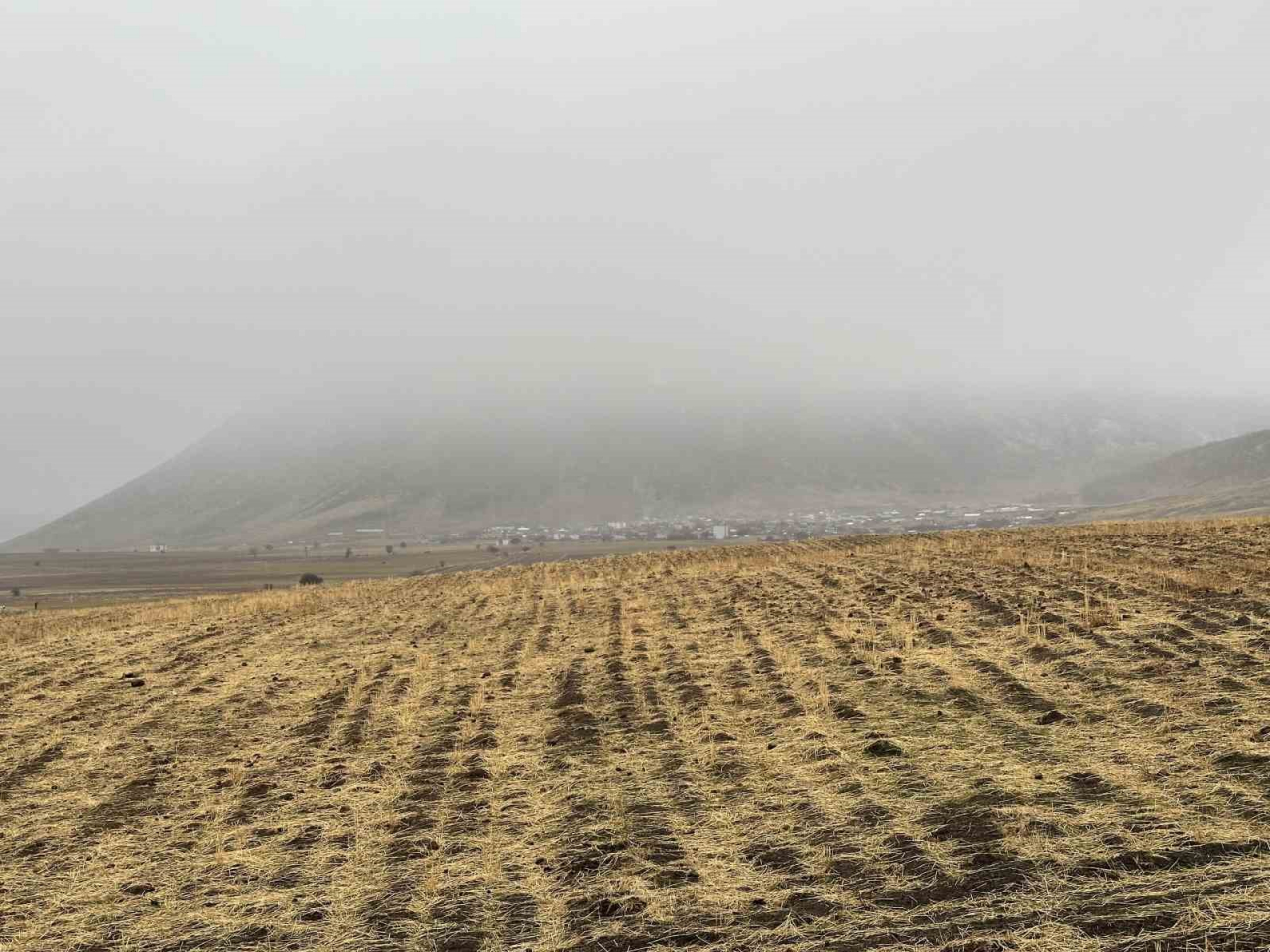 Bitlis'te Dört Mevsim: Kar Yolda Kalırken Van Gölü'nde Yaz Eğlencesi Devam Ediyor