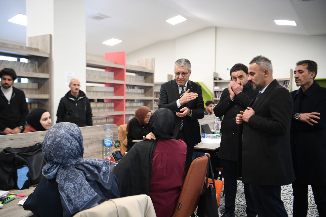 Eşbaşkan Söylemez Halk Kütüphanesi'nde Öğrencilerle Buluştu