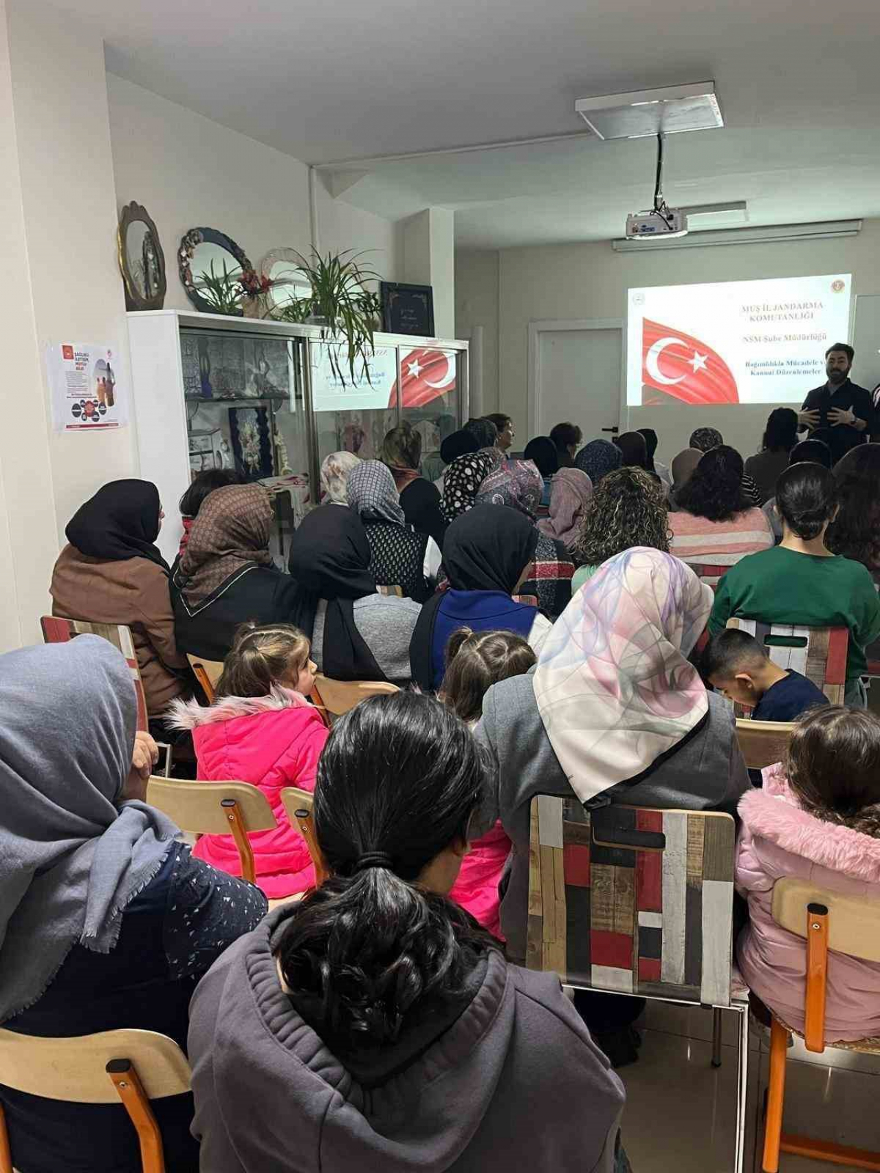 Muş'ta 140 anneye uyuşturucu ile mücadele semineri verildi, bilinçlendirme çalışmaları devam edecek