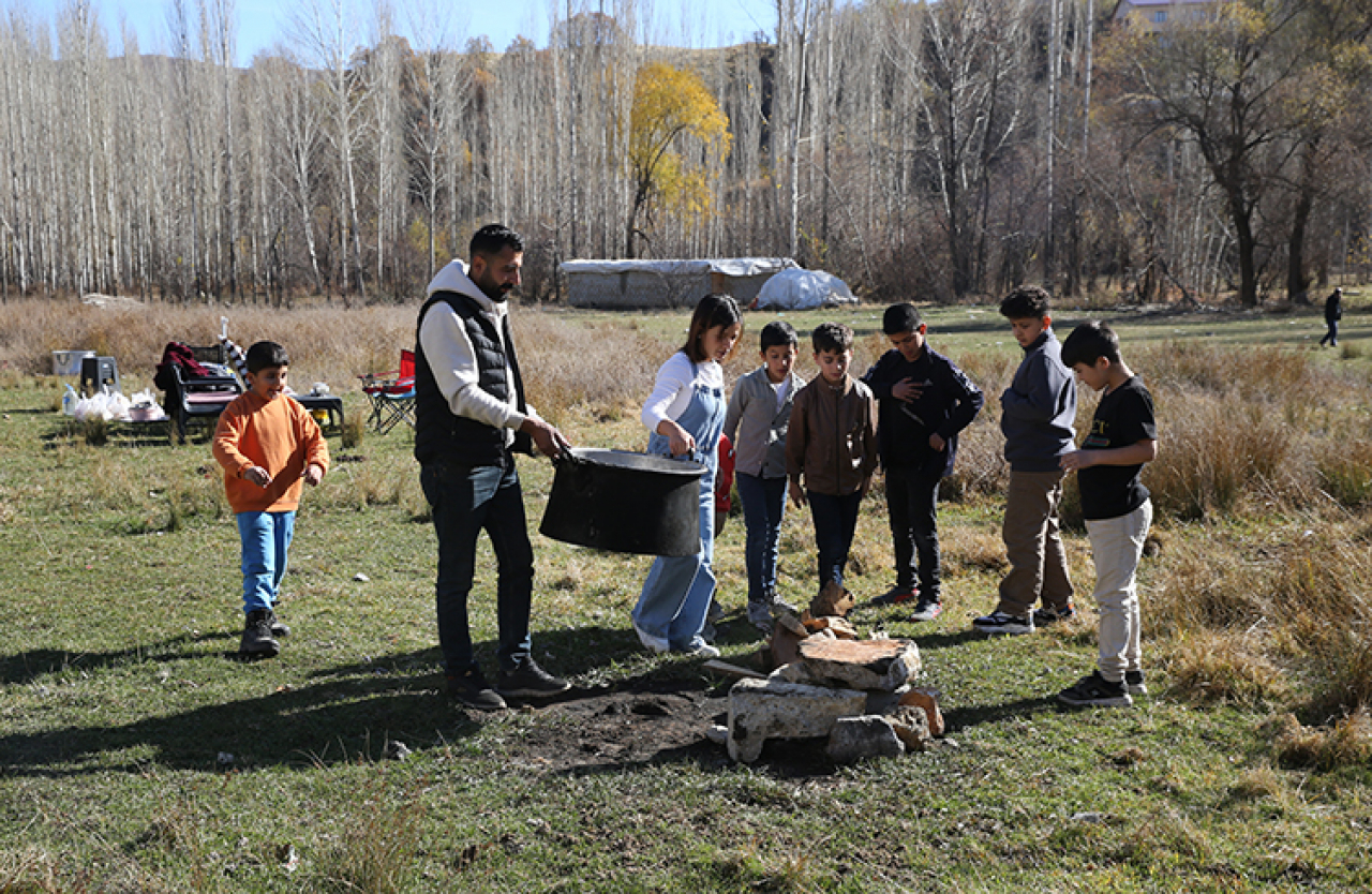 Öğretmen, İlçe Merkezinde Sahipsiz Kedilere Destek Veriyor ve Hayvanseverleri Etkinliklerine Çağırıyor