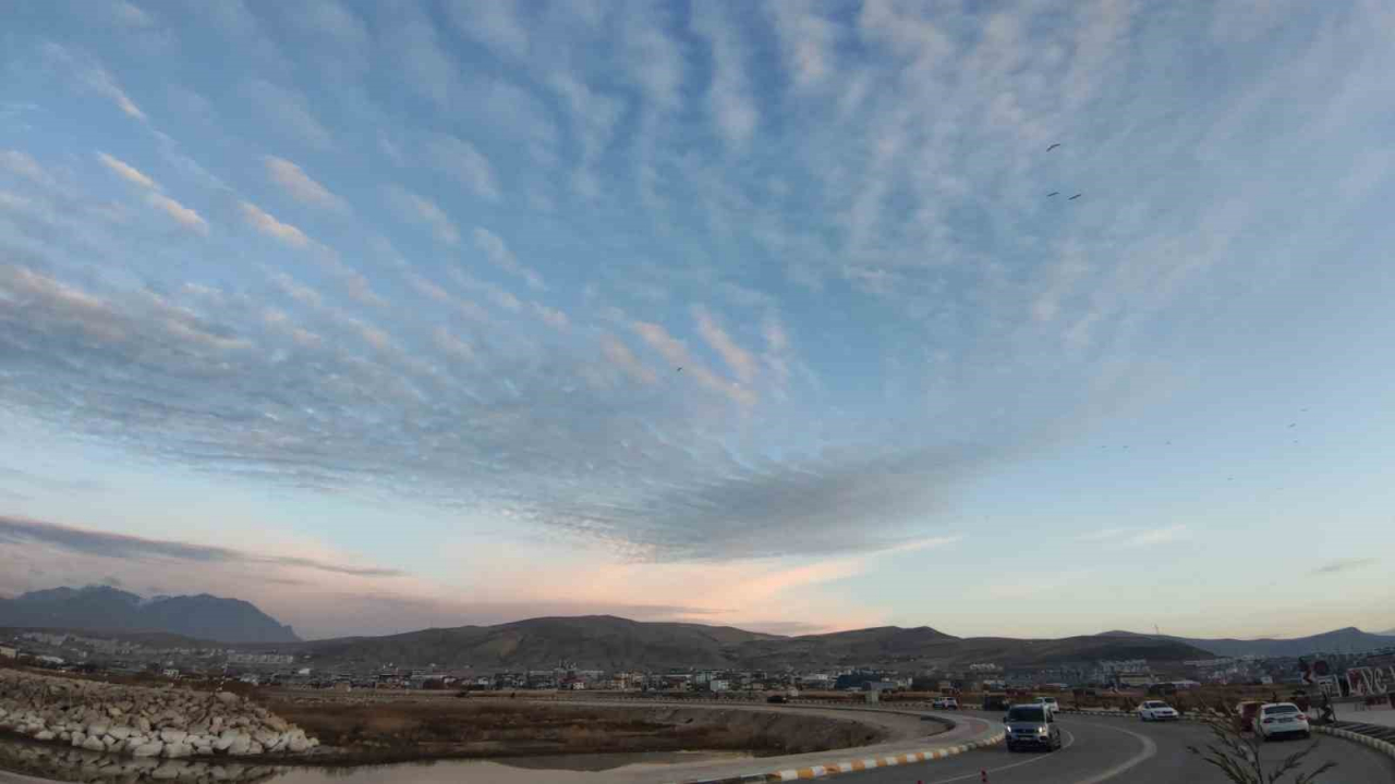 Van'da Sirrokümülüs Bulutları ile Görsel Şölen Oluştu