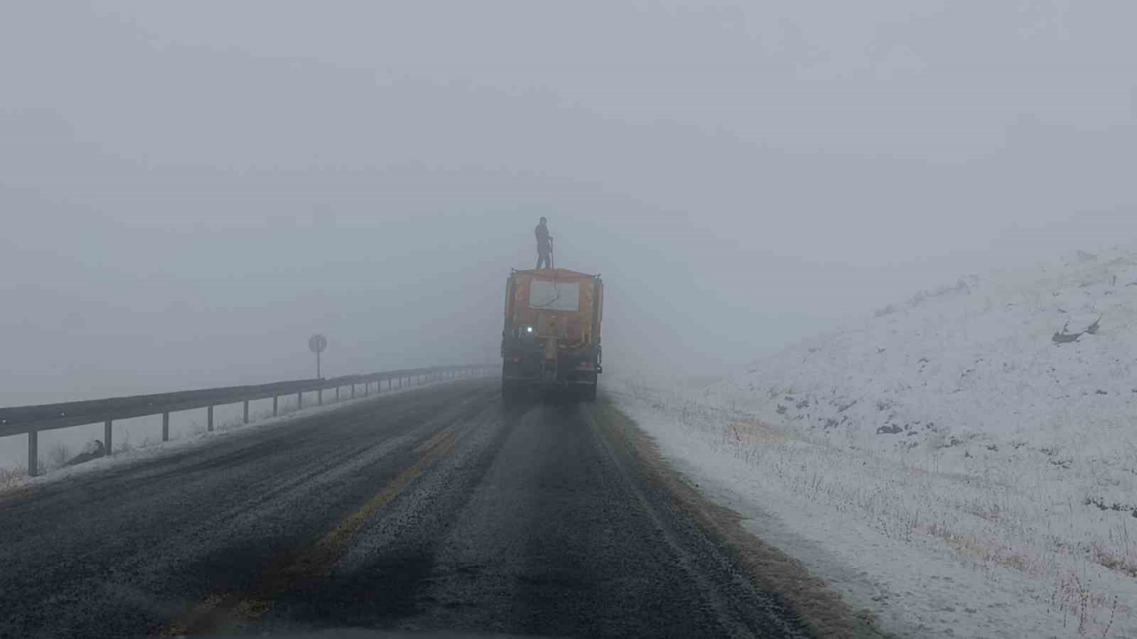 Kars'ta Etkili Olan Sis ve Kar Yağışı Uçuşları İptal Etti, Sürücülere Zor Anlar Yaşattı