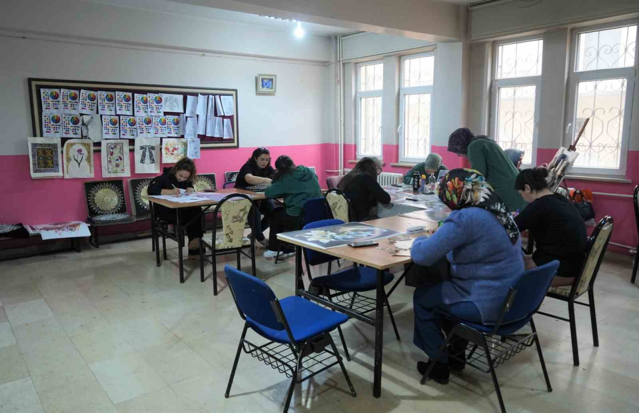 Muş'taki kadınlar kâğıt rölyef kursuyla meslek öğrenip aile bütçesine katkı sağlıyorlar