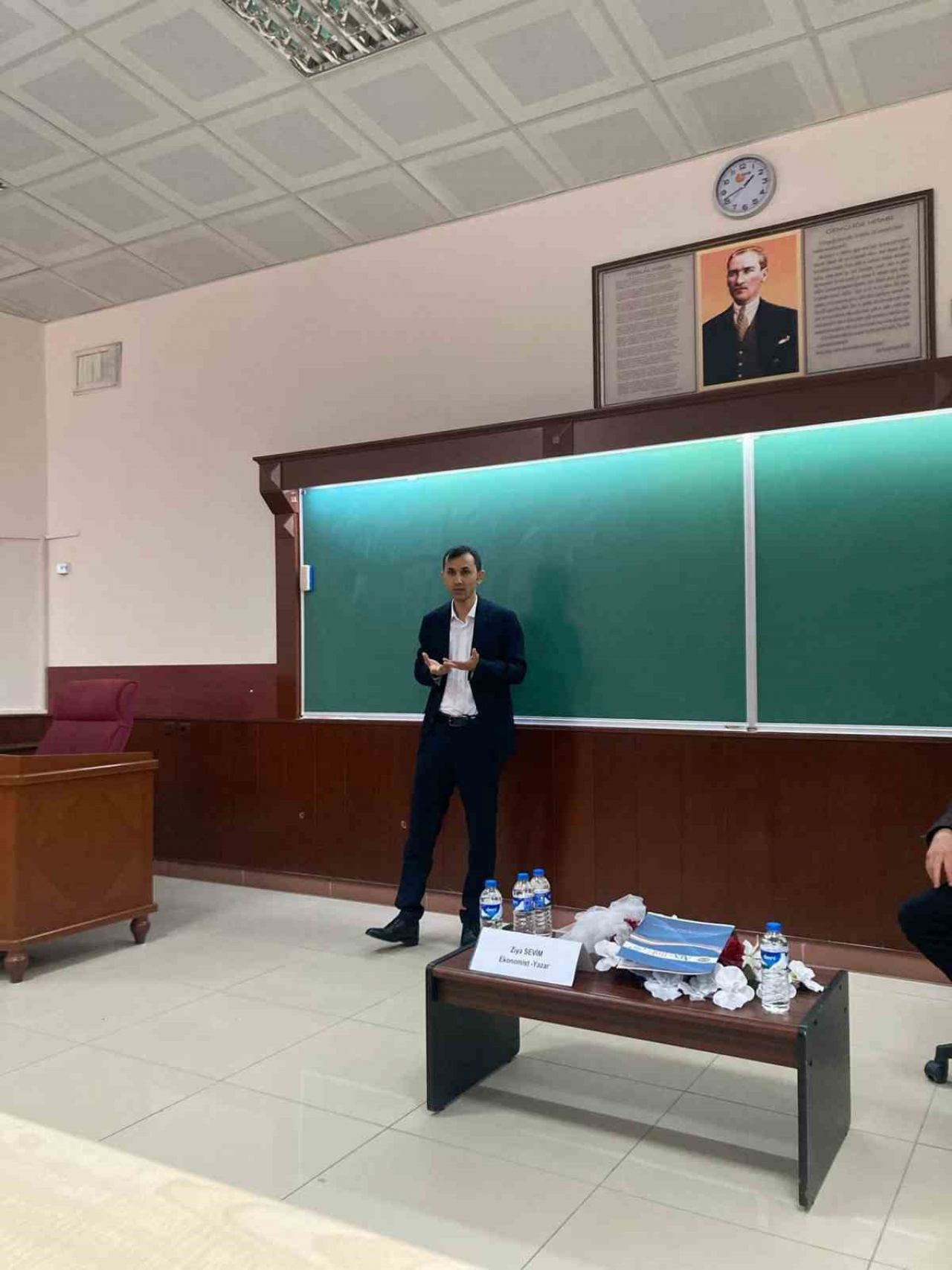 Atatürk Üniversitesi'nde Kariyer Planlaması Söyleşisi: Ziya Sevim Gençlere Farkındalık Tavsiyeleri Verdi