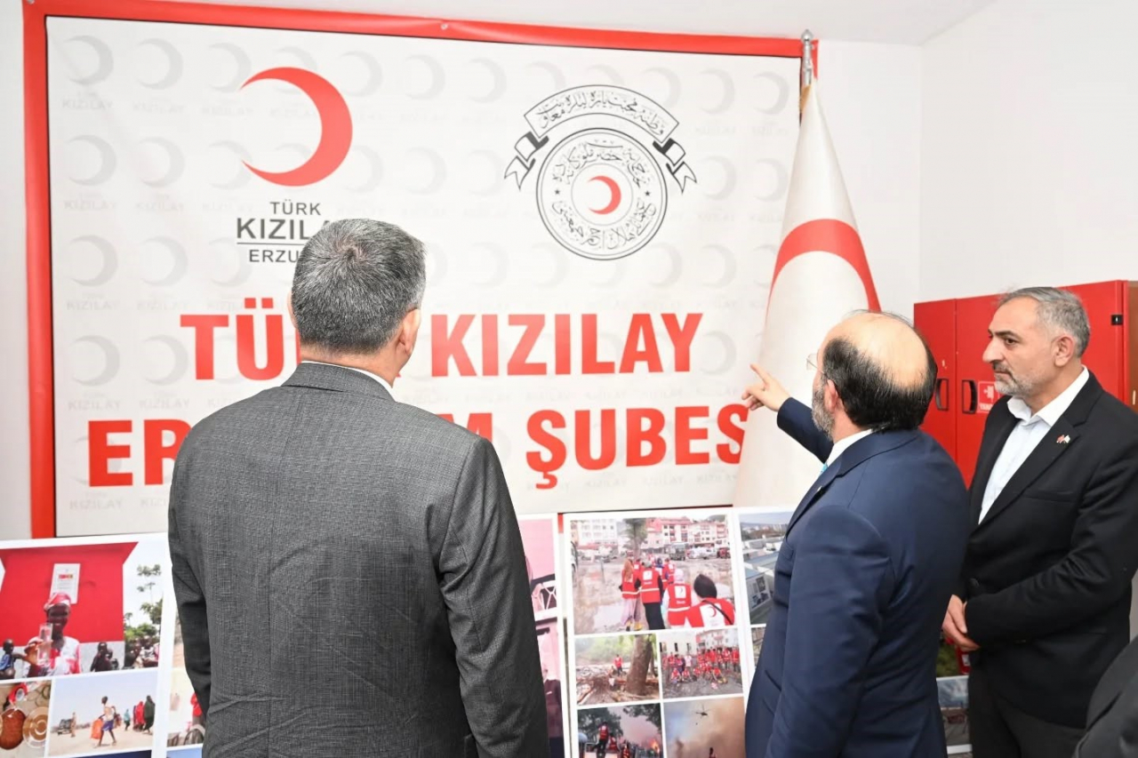 Vali Çiftçi, Türk Kızılay Erzurum Şubesini Ziyaret Etti ve Çalışmaları İnceledi
