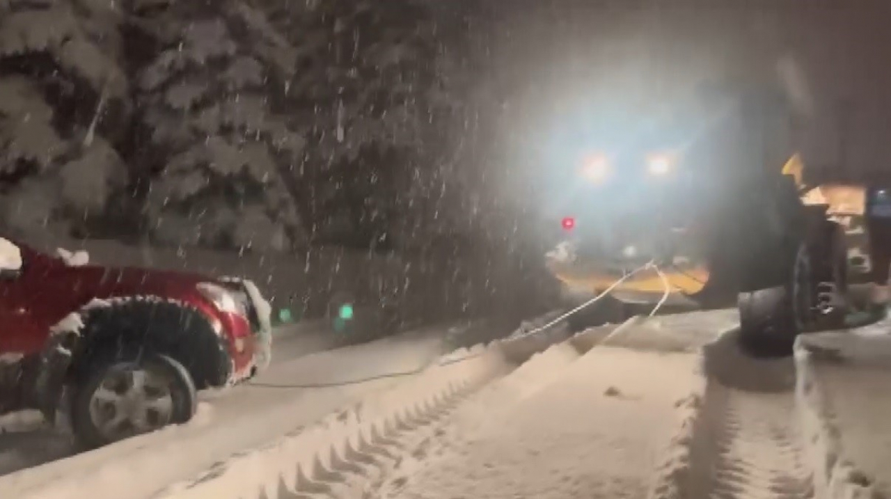 Kars'ta yoğun kar yağışı, ekiplerin hızlı müdahalesiyle mahsur kalan aracı kurtardı