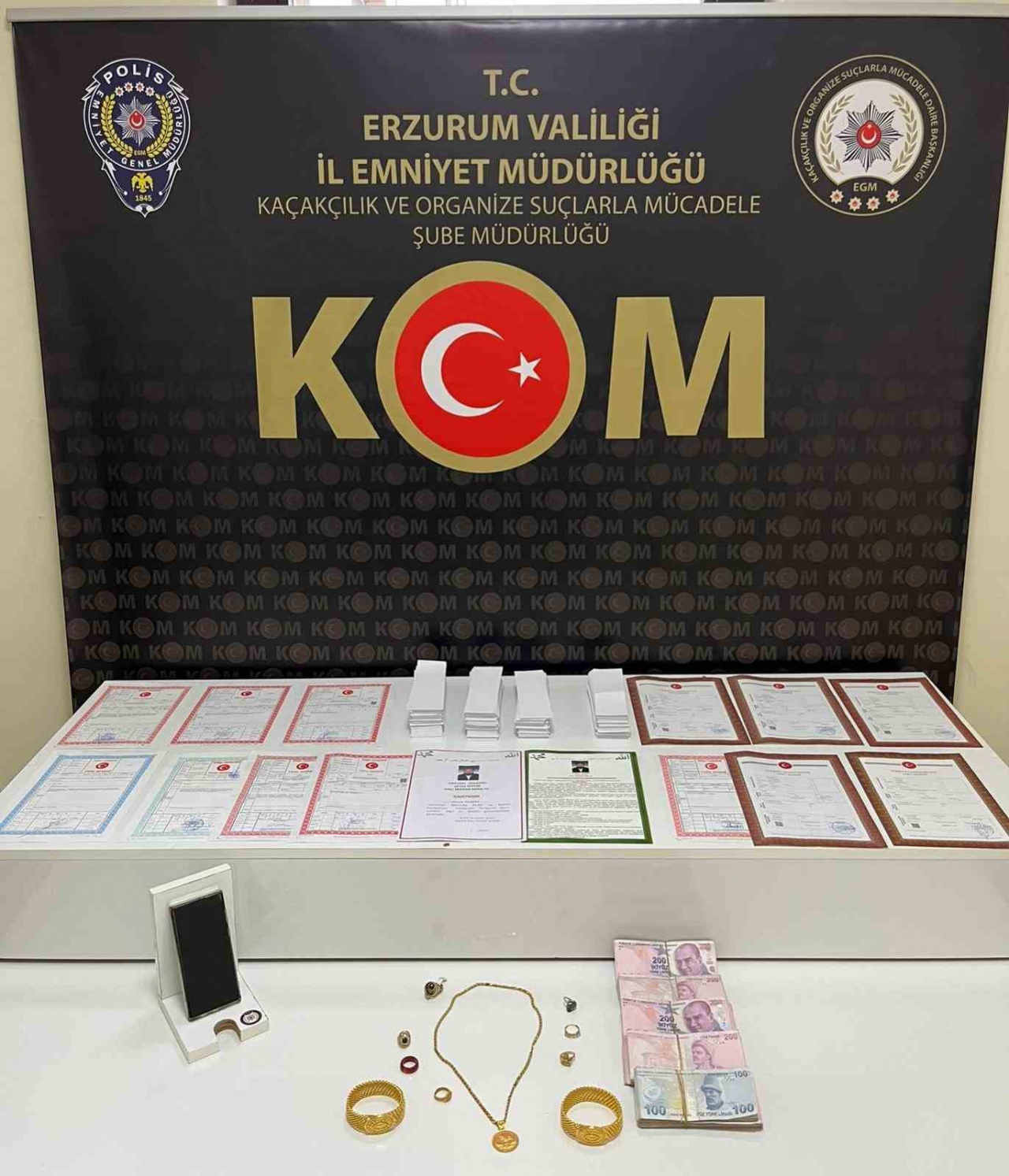 Erzurum'da dolandırıcılık şüphesiyle bir kişi yakalandı, altın ve tapularına el konuldu