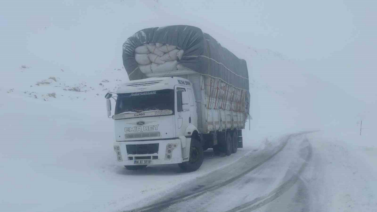 Van'da Karabet Geçidi'nde yoğun kar yağışı, yolları kapattı ekipler aralıksız çalışıyor