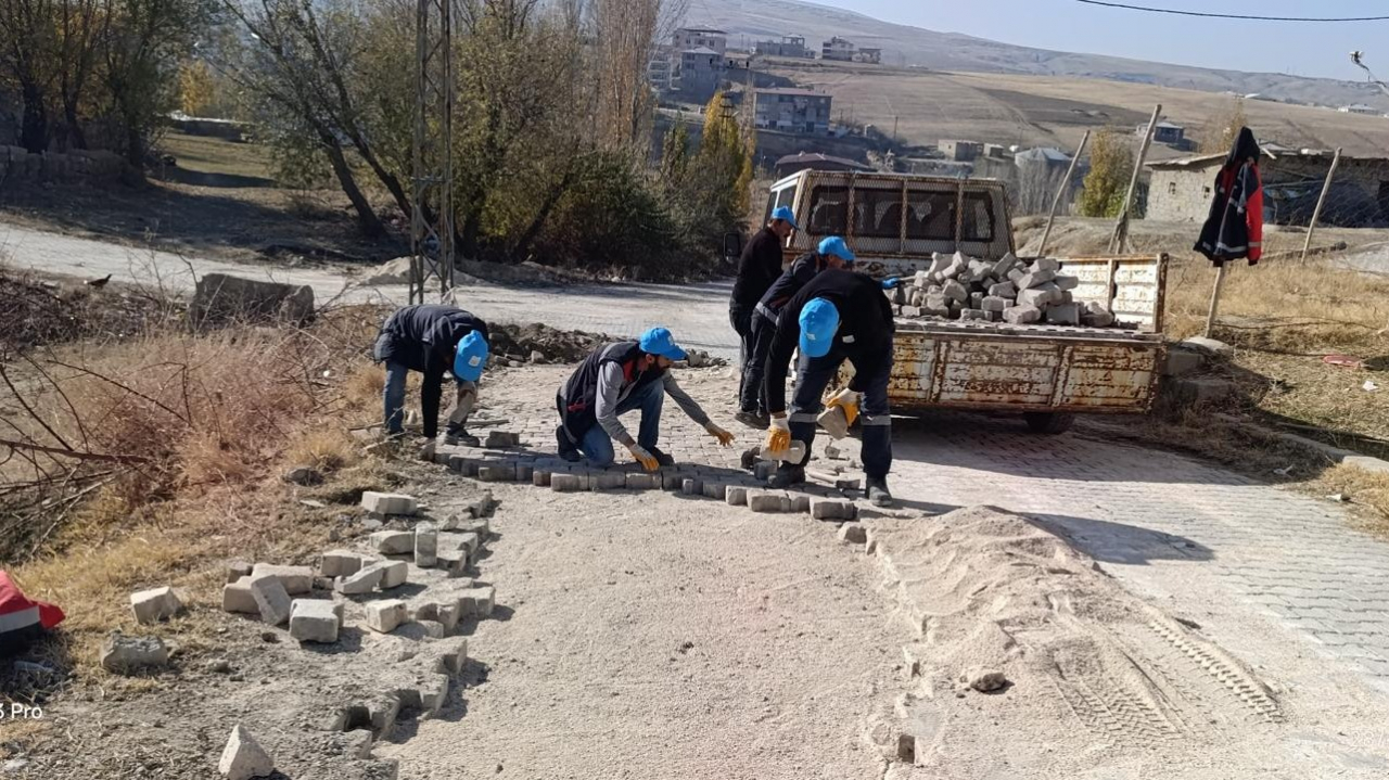 Edremit'te Kış Öncesi Yol Çalışmaları Hız Kazandı