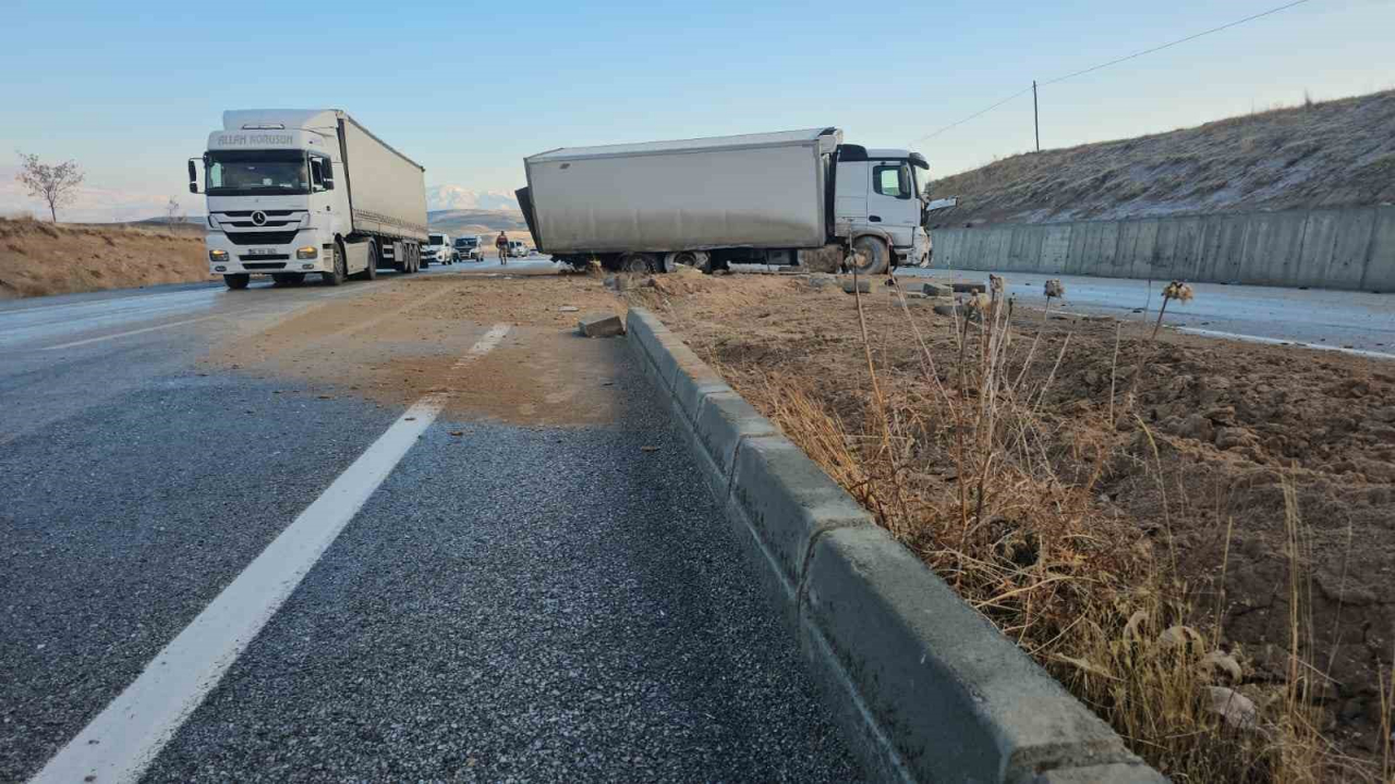 Sis ve buzlanma zincirleme kazaya neden oldu: 3 yaralı, 6 araç hasar gördü