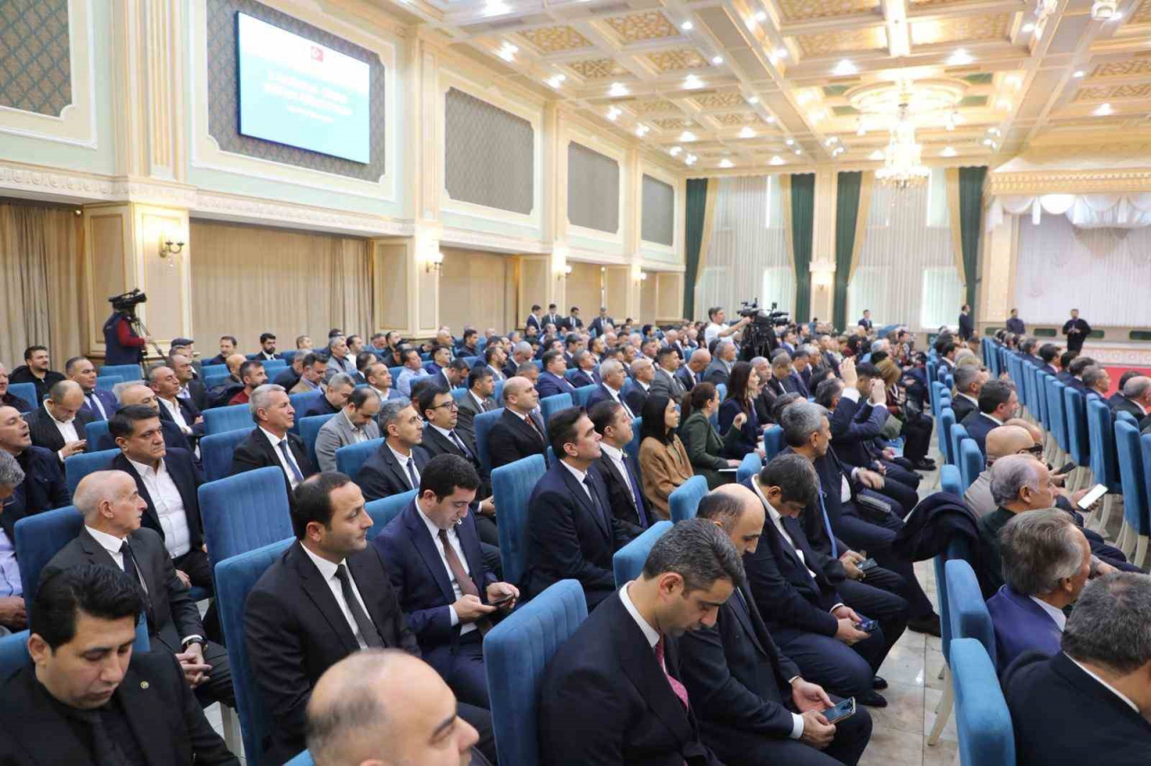 Karslı iş insanları Nahçıvan'da ekonomik iş birliği için forum düzenledi