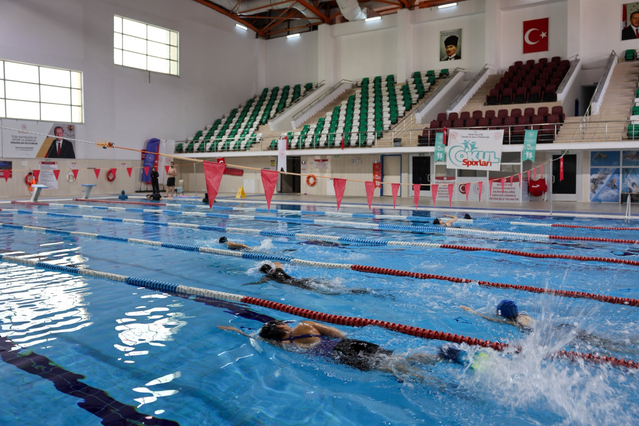 Üniversite Öğrencilerine Yüzmede Tam Destek