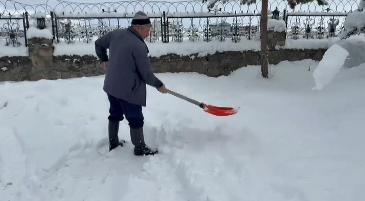Sarıkamış Erken Karla Beyaza Büründü, Kayak Sezonu İçin Hazırlıklar Başladı