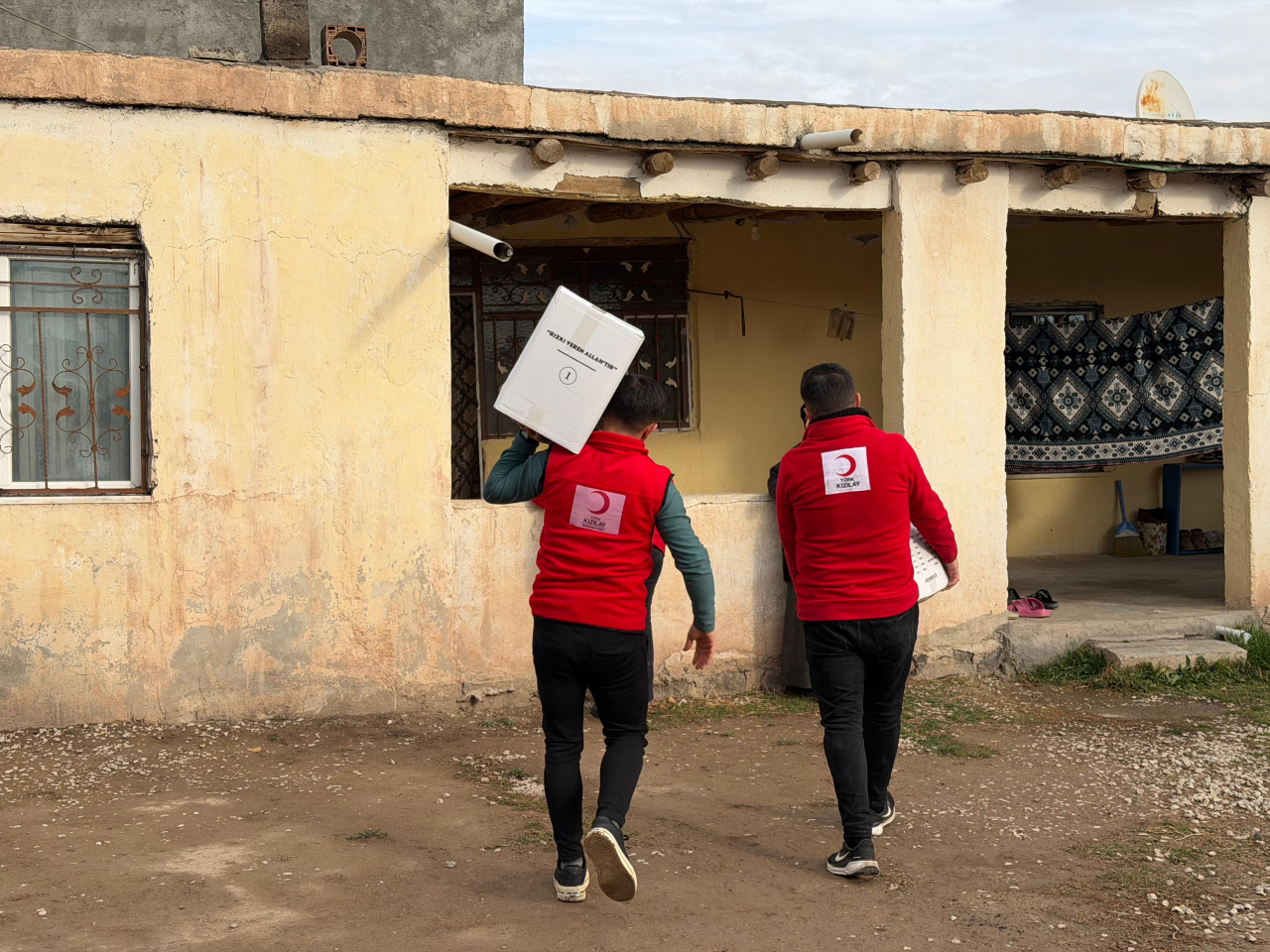 Doğubayazıt'ta Kızılay gönüllüleri gıda kolilerini ailelerle buluşturdu